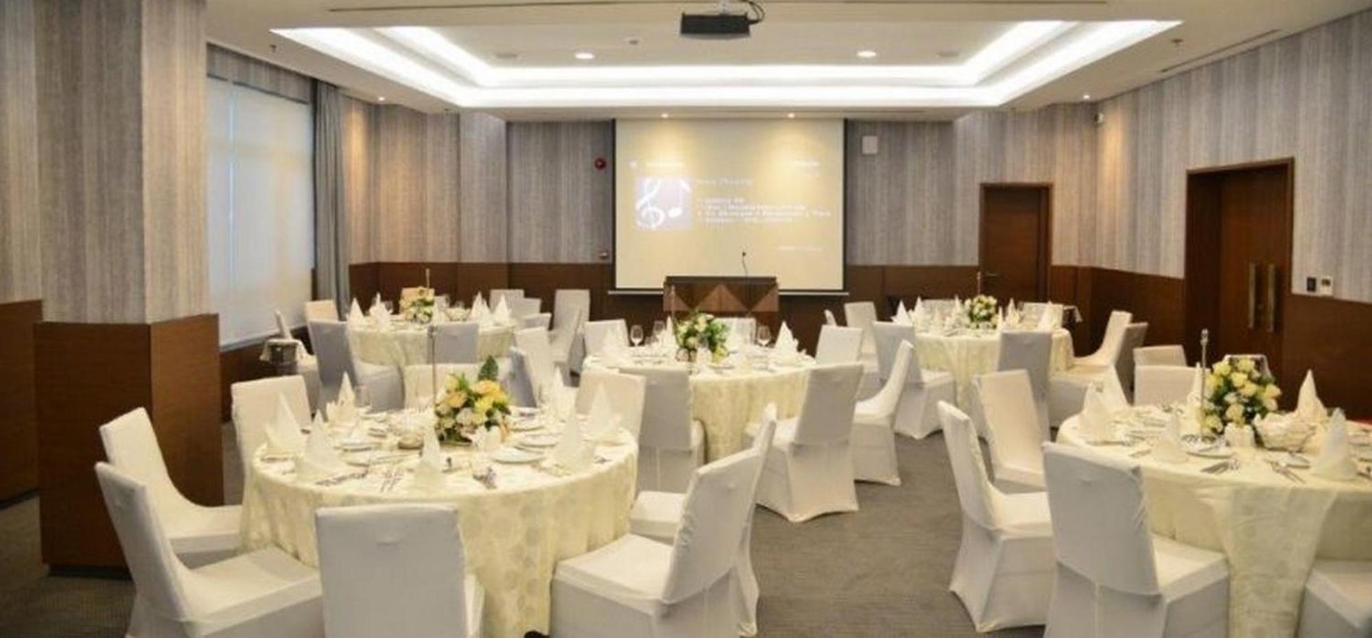 Room In Lodge - The Envoy Hotel And Suites Abuja Extérieur photo