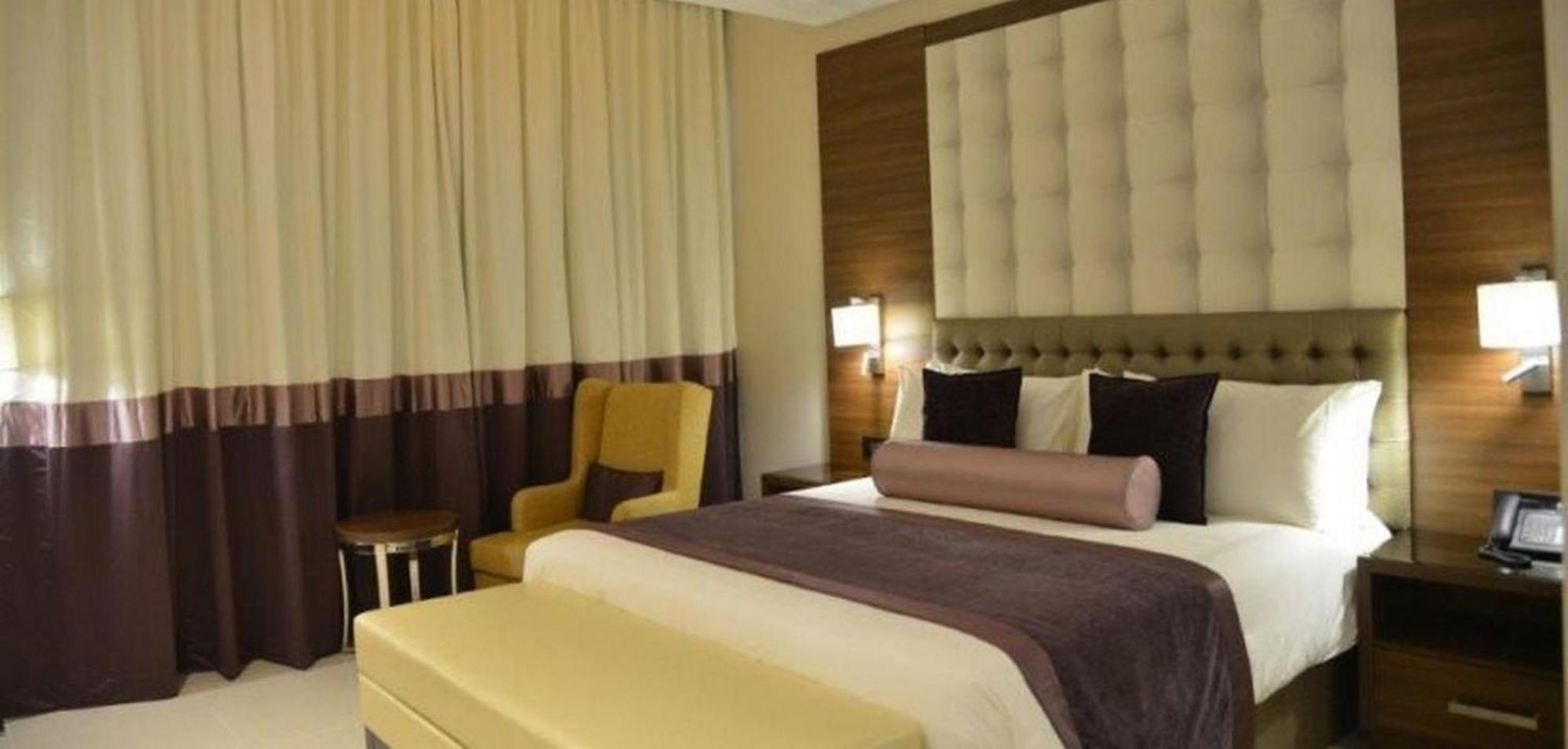 Room In Lodge - The Envoy Hotel And Suites Abuja Extérieur photo