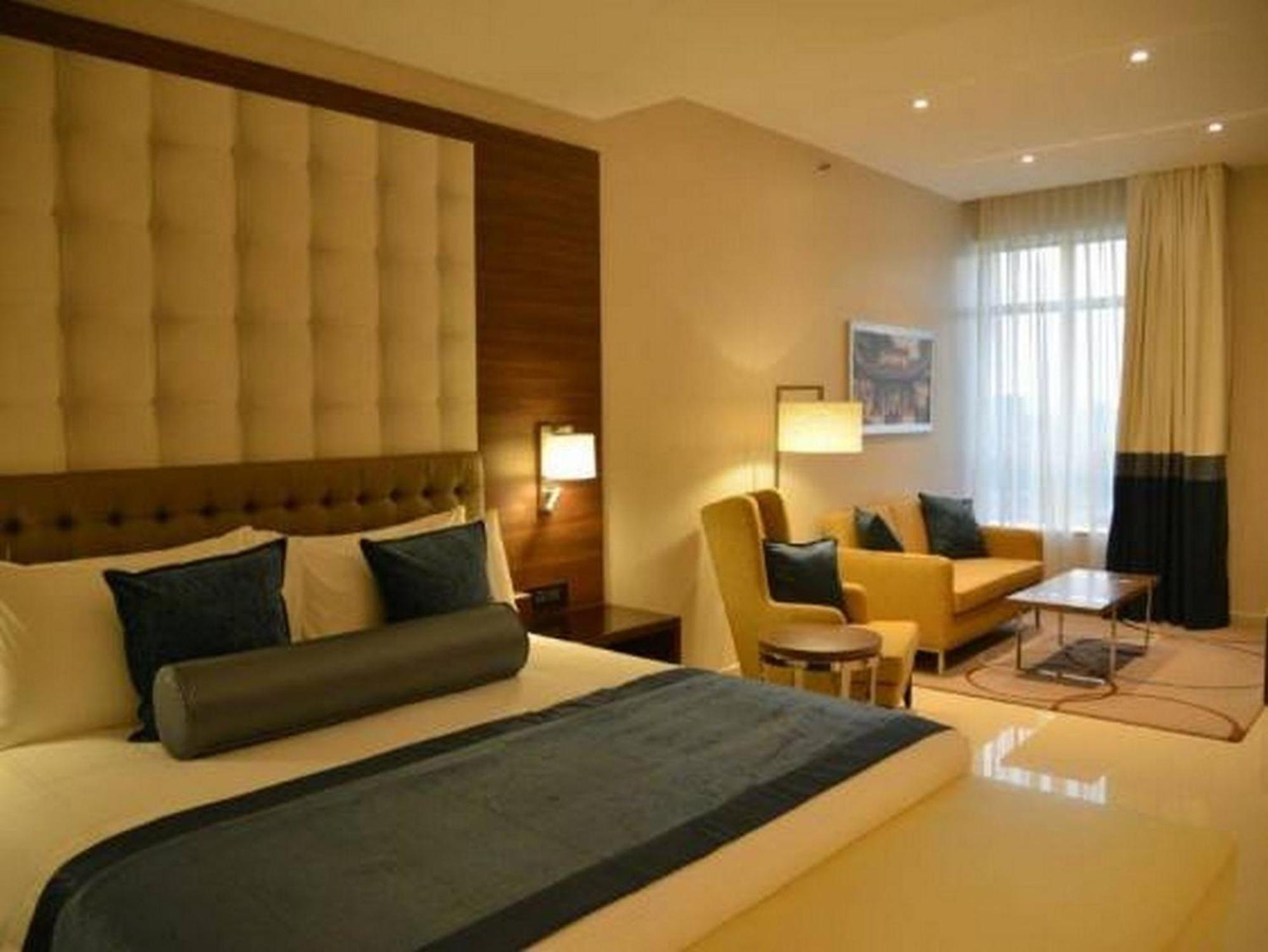 Room In Lodge - The Envoy Hotel And Suites Abuja Extérieur photo